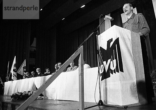 Zu einer Heldengedenkfeier trafen sich Mitglieder und Anhaenger der rechtsextremen Deutschen Volksunion (DVU) unter Gerhard Frey  begleitet von Protesten  am 7.11.1976 in Mannheim  Deutschland  Europa