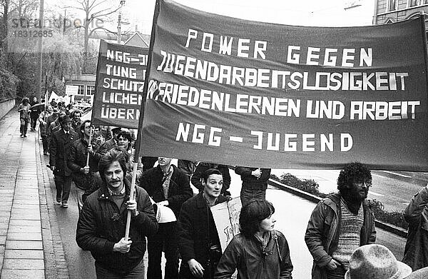 Der traditionelle Maiumzug 1982 der Gewerkschaften  Deutschland  Europa