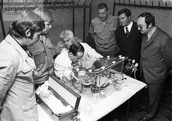 Eine Delegation von Wissenschaftlern der UdSSR besuchte Deutschland  um am 03. 06. 1973 in der Dortmunder Westfalenhalle Weltraumtechnik und Mondstaub auszustellen. Polizei nahm sich der Gaeste und dem Mondstaub an  da damals noch nicht bekannt war  ob die Sicherheit in Gefahr war  Deutschland  Europa