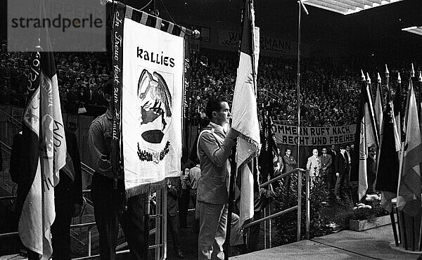 Vertriebene  Vertriebenentreffen  Personen  Politiker und Parolen im Ruhrgebiet in den Jahren 1965-71. Pommerntreffen 1968  Deutschland  Europa