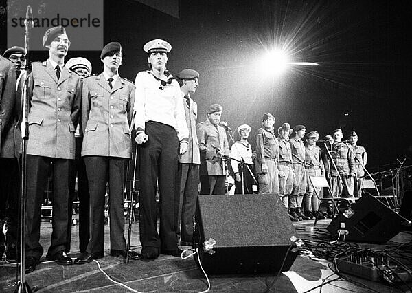 Das Festival der Jugend von der DKP -nahen SDAJ (Sozialistische Deutsche Arbeiterjugend) veranstaltet. Juni 1981. Auftritt von Solödaten der Bundeswehr  Deutschland  Europa
