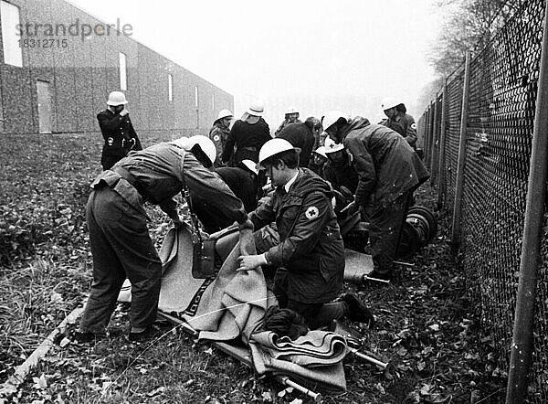 Eine Notstandsuebung der Feuerwehr  des Katastrophenschutzes und des Roten Kreuzes beschaeftigte sich 13. 11. 1971 in Mettmann mit der Uebung zur Rettung Verletzter und Katastropenbekaempfung  Deutschland  Europa