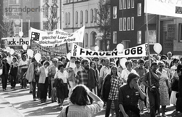 Fuer Lohngleichheit von Maennern und Frauen  solidarisch mit den Heinze-Frauen  demonstrierten ca. 7000 Teilnehmer  von der Gewerkschaft IG Druck und Papier aufgerufen  nach einer Kundgebung  September 1981  Deutschland  Europa