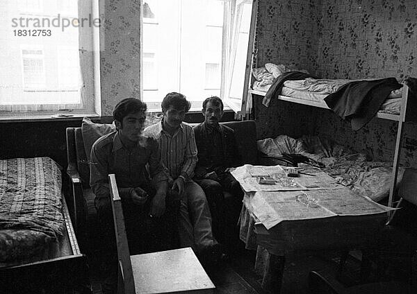 Schlafstellen zu vermieten verkuendet ein Schild im Dortmunder Norden  dahinter steckt 'Mietwucher mit Bruchbuden'  die dieses Foto am 13. 8. 1973 illustriert. Gastarbeiter sind die Mieter  die fuer ein Bett 90 DM zahlen und ein Zimmer mit mehreren teilen  Deutschland  Europa