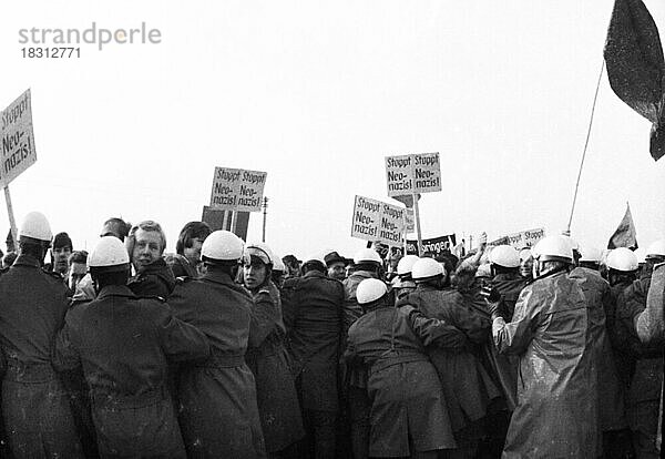 Die rechtsradikale Aktion Widerstand der NPD war eine bundesweite Antwort auf die Politik Willy Brandt auf Verstaendigung mit dem Osten im Jahre 1970. Diese erzeugten eine teils wuetende Reaktion linker Parteien und Gruppen bei den Au Auftritten von Alt-und Neonazis  DEU  Deutschland  Bonn  Hamburg  Essen  Europa