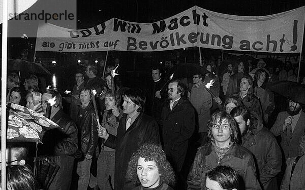 Anhaenger und Freunde der Regierungskoalition der SPD/FDP demonstrierten am 26. 4. 1972 in Bonn mit einem Fackelmarsch und Kundgebung fuer die Regierung und die Ratifizierung der Ostvertraege  Deutschland  Europa