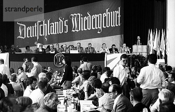 Der Parteitag der NPD rief 1982 den Widerstand der DGB-Jugend  anderer demokratischer Organisationen und Naziopfer hervor  Deutschland  Europa
