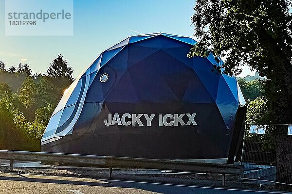 Open Air Museum Ausstellungsraum mit Ausstellung zu Rennsportgeschichte in Form von begehbarer Riesenhelm mit Name von Rennfahrer Jacky Ickx  Rennstrecke Circuit de Spa Francorchamps  Ardennenachterbahn  Ardennen  Malmedy  Belgien  Europa