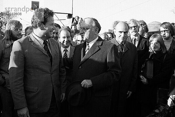 Der Parteitag der Deutschen Kommunistischen Partei (DKP) am 1. -4. 11. 1973 in Hamburg. . N. Herbert Mies  Hermann Gautier  Kurt Hager  Kurt Bachmann  N. von links  Deutschland  Europa