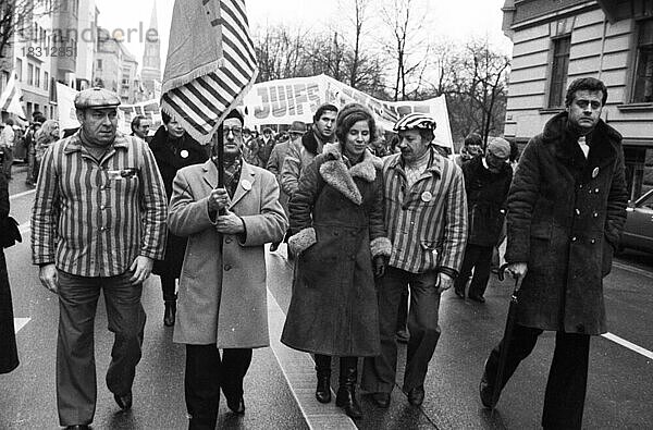 Organisationen franzoesischer Juden und deutsche Naziopfer demonstrierten fuer eine Verurteilung des Gestapo- und SS-Mannes Kurt Lischka  der im Krieg fuer die Deportation von 76.000 Juden in Frankreich verantwortlich war am 31.01.1980 in Koeln. Beate KLarsfeld (M.)  Deutschland  Europa