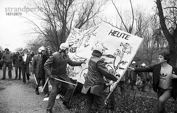 Der Parteitag der Nationaldemokratischen Partei Deutschlands (NPD) loeste Proteste aus gegen Neonazismus  Faschismus und Krieg am 08.12.1979 in Ketsch  Deutschland  Europa