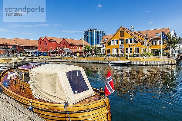 Waterfront im Hafen von Kristiansand  Norwegen  Europa