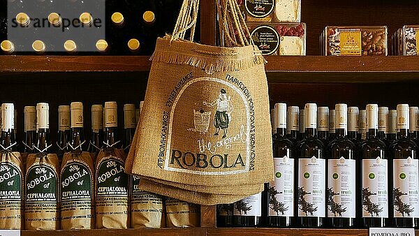 Wein  Weißwein  Robola  Genossenschaftliches Weingut  Flaschen in Jutesack  Weinregal  Detail  Insel Kefalonia  Ionische Inseln  Griechenland  Europa