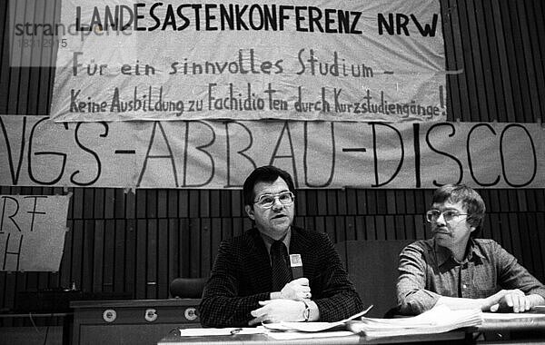 Nach einer Konferenz der Studentenvertretungen (ASTA) wandten sich die Konferenz und eine folgende Demonstration gegen ein neues Hochschulgesetz (HRG) am 30.11.1979 in Düsseldorf  Deutschland  Europa