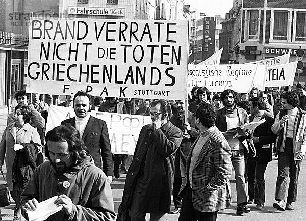 Griechen und Deutsche demonstrierten am 10. 3. 1973 in Bonn gegen die griechische Militaerjunta und fuer Freiheit in Griechenland  Deutschland  Europa