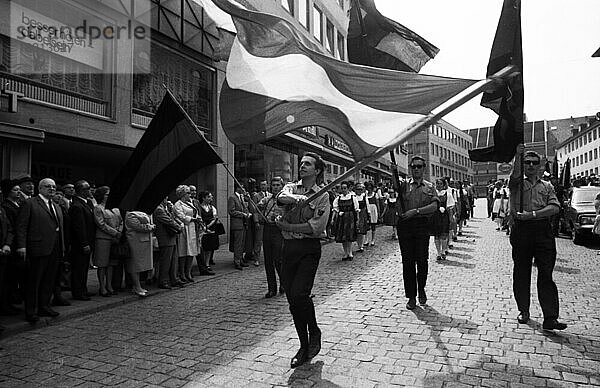 Jaehrlich begeht die Sudetendeutsche Landsmannschaft  hier am 27. 5. 1969 in Nuernberg  traditionell der Sudetendeutschen Tag  Deutschland  Europa