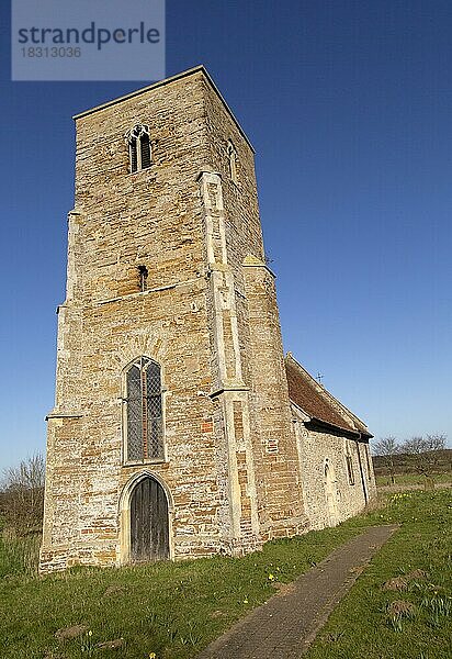 Turm aus korallinem Felsgestein  Pfarrkirche Saint John the Baptist  Wantisden  Suffolk  England  UK