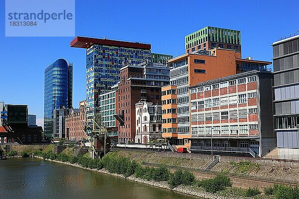 Gebäude-Ensemble entlang des Julo-Levin-Ufers im Medienhafen  Düsseldorf  Nordrhein-Westfalen  Deutschland  Europa