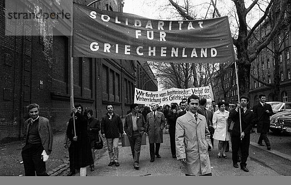 Eine Demonstration mit Folkloreelementen in Düsseldorf am 25. 5. 1971 gegen die Herrschaft einer Militaerjunta und fuer Demokratie in ihrem Lande von griechischen Gastarbeitern und Deutschen  Deutschland  Europa