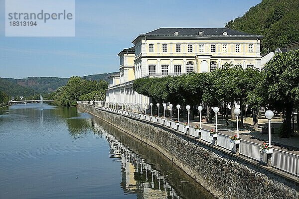Lahn Uferpromenade und barocke UNESCO Spielbank erbaut 1720  Bad Ems  Rheinland-Pfalz  Deutschland  Europa