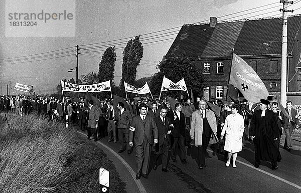 Durch Energie- und Bergbaukrise wurde das Ruhrgebiet von 1965 bis 1970 von Demonstrationen  Protesten  Kohlenhalden und stillgelegten Zechen erschuettert.Hansaprotest am 21.10.67 in Dortmund-Huckarde  Deutschland  Europa