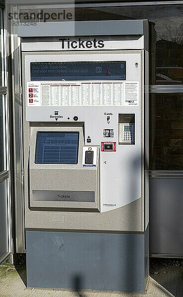 Fahrkartenautomat im Bahnhof von Melton  Suffolk  England  UK Greater Anglia