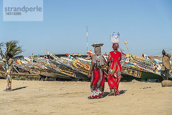 Frauen vor den bunten Fischerbooten am Strand von Tanji  Gambia  Westafrika  Afrika