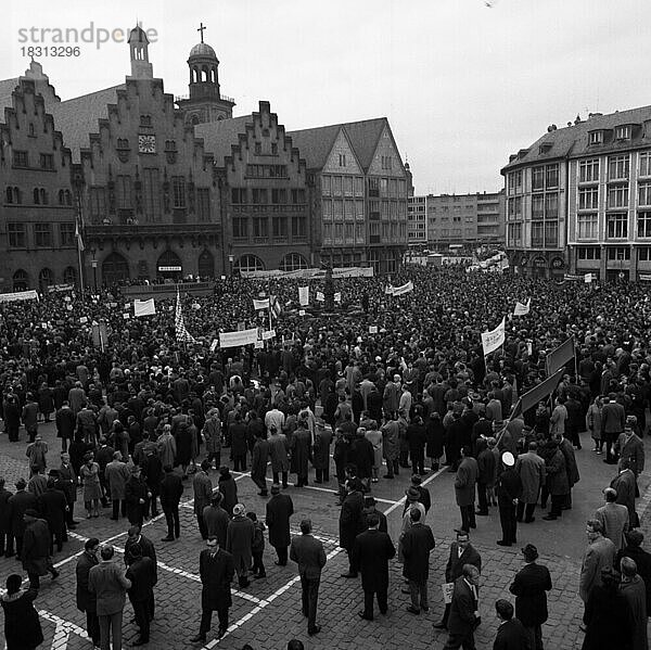 Der Kongress Notstand der Demokratie war eine erste bedeutende Manifestation der Gewerkschaften und anderer demokratischer Kraefte gegen die Notstandgesetze am 30. 10. 1966 am Roemer in Frankfurt/M  Deutschland  Europa