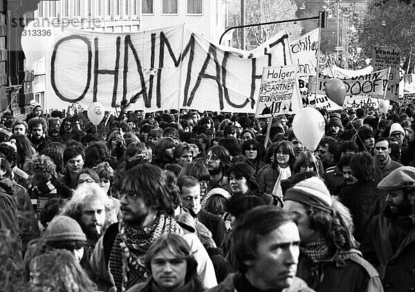 Mehr als 100.000 Menschen aller politischen Ueberzeugungen demonstrierten gegen die beabsichtigte Einrichtung der Startbahn West und gegen Ruestung im November 1981  Deutschland  Europa