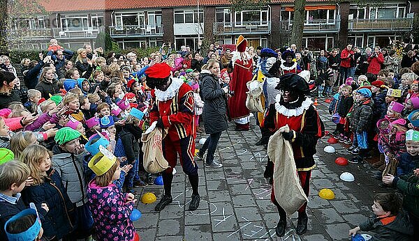Sinterklaas (Nikolaus)  Swarte Piet und seine Helfer sind wichtige Figuren in der Fantasie der Kinder  wie hier in der Regenbogenschule (Grundschule mit Vorschule) in der kleinen Stadt Voorschoten nahe Den Haag am Nikolaustag
