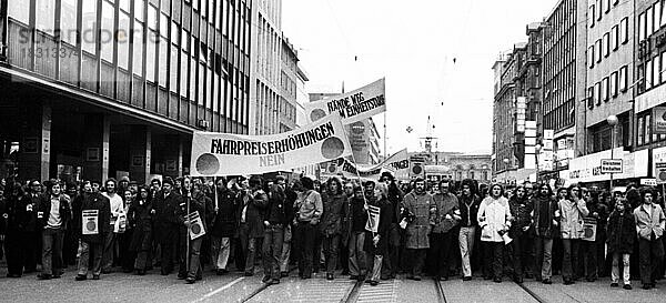 Gegen Fahrpreiserhoehungen bei Bahn und Bus wandten sich Demonstrationen vom 1.-5.4.1975 im Zentrum von Hannover  die unter dem Stichwort Roter Punkt traditionell wurden  Deutschland  Europa