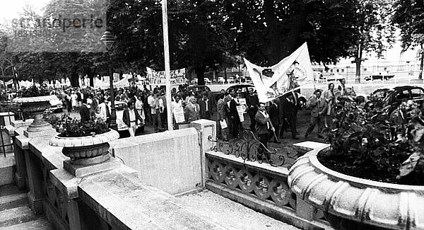 Viele tausend Menschen versammelten sich in Bonn am 11. 5. 1968 zum Marsch auf Bonn um gegen die Notstandsgesetze zu protestieren  Deutschland  Europa