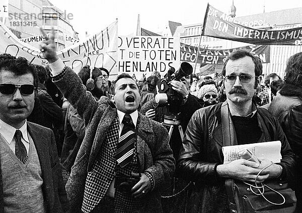 Griechen und Deutsche demonstrierten am 10. 3. 1973 in Bonn gegen die griechische Militaerjunta und fuer Freiheit in Griechenland  Deutschland  Europa