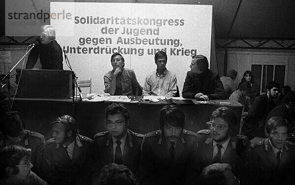 Der Kongress der DKP-nahen Sozialistischen Deutschen Arbeiterjugend (SDAJ) am 11.09.1971 in Bremen war begleitet von Demonstrationen der Jugendorganisation in Bremen und Wildeshausen  Hans Walter von Oppenkowski (am Rednerp.)  Wolfgang Gehrcke  Achim Kroos  Uwe Knickrehm vom l.n.r  Deutschland  Europa