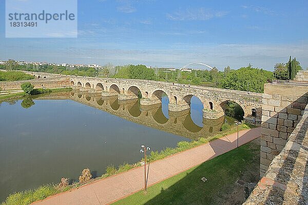 Historische UNESCO Brücke Puente Romano als Teil der römischen Stadt Emerita Augusta mit Spiegelung über den Fluss Rio Guadiana in Merida  Extremadura  Spanien  Europa