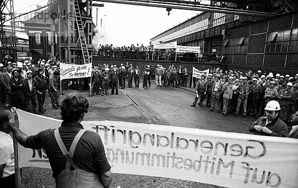 Warnstreik bei Thyssen der IG Metall zur Erhaltung der Mitbestimmung am 30.07.1980 in Oberhausen  Deutschland  Europa