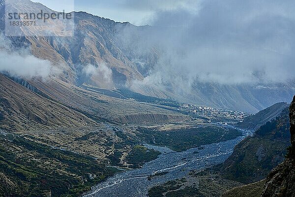 Blick von dem Dorf Tsdo in die Darialschlucht mit dem Fluss Terek  Fluss Tergi  hinten Stepanzminda  Stepantsminda  Hoher Kaukasus  Region Mtskheta-Mtianeti  Georgien  Asien