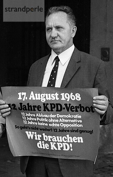 Vor der Duesseldofer Stadtverwaltung demonstrierten am 26. 8. 1968 Kommunisten gegen das Verbot ihrer Partei  Deutschland  Europa