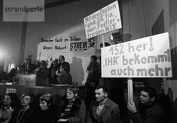 Gegen das Lohnangebot von 9  5 % Erhoehung demonstrierten am 31.1.1974 Arbeiter und Angestellte der Deutschen Post Gewerkschaft (DPG) in Wuppertal  Deutschland  Europa