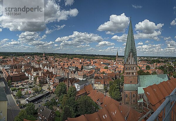 Panoramablick vom ehemaligen Wasserturm auf Altstadt mit den drei Kirchen  Lüneburg  Niedersachsen  Deutschland  Europa