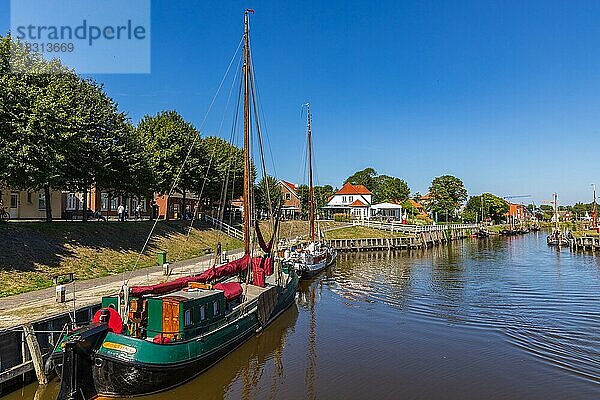 Hafen und Schiffe in Carolinensiel  Ostfriesland  Niedersachsen  Deutschland  Europa