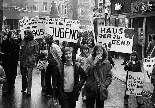 Kinder  Jugendliche und Jugendorganisationen demonstrierten gemeinsam am 4. 12. 1973 fuer die Einrichtung eines Hauses der Jugend in Bottrop  Deutschland  Europa