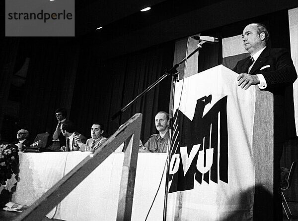 Zu einer Heldengedenkfeier trafen sich Mitglieder und Anhaenger der rechtsextremen Deutschen Volksunion (DVU) unter Gerhard Frey  begleitet von Protesten  am 7.11.1976 in Mannheim..Gerhard Frey  Deutschland  Europa