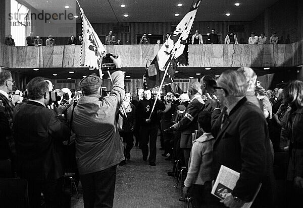 Zu einer Heldengedenkfeier trafen sich Mitglieder und Anhaenger der rechtsextremen Deutschen Volksunion (DVU) unter Gerhard Frey  begleitet von Protesten  am 7.11.1976 in Mannheim  Deutschland  Europa