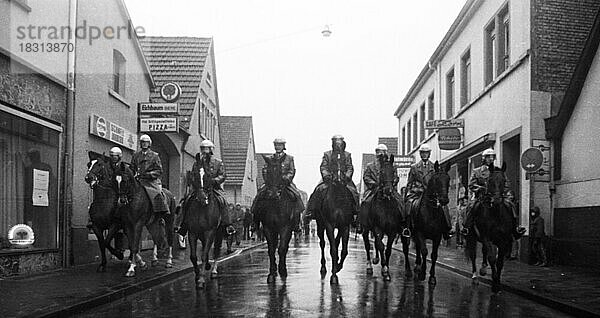 Zu einer Heldengedenkfeier trafen sich Mitglieder und Anhaenger der rechtsextremen Deutschen Volksunion (DVU) unter Gerhard Frey  begleitet von Protesten  am 7.11.1976 in Mannheim  Deutschland  Europa