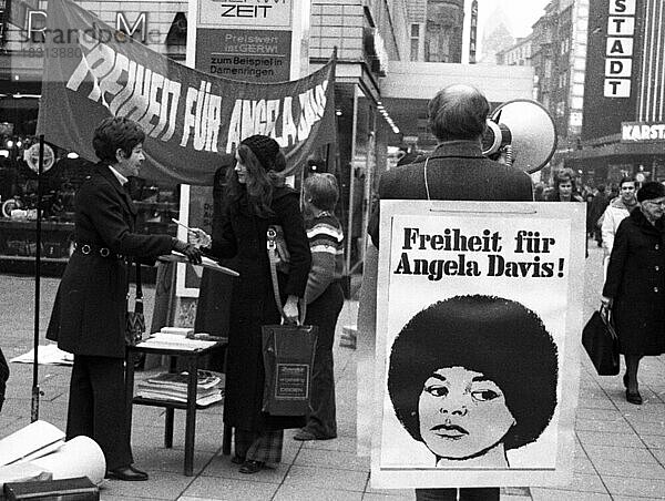 Unterschriftensammlung und Protest fuer die Freilassung der US-Saengerin Angela Davis am 22. 1. 1972 auf dem Dortmunder Westenhellweg  Deutschland  Europa