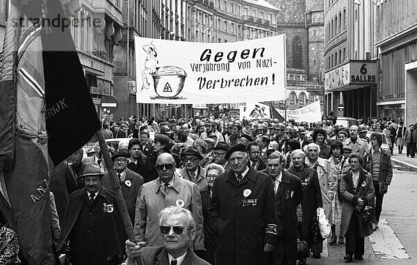 Gegen die Verjaehrung von Naziverbrechen demonstrierten internationale Widerstandskaempfer und Verfolgte des NS-Regimes teils in Kleidung der KZ-Insassen am 21.04.1979 in Straßburg  FRA  Frankreich  Europa