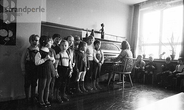 Vorbildlich geführt ist dieser Zechenkindergarten mit viel Musik und Malerei der Ruhrkohle AG (RAG) hier am 07. 08. 1968 in Dortmund  Deutschland  Europa