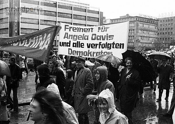 Freiheit fuer die US-Saengerin Angela Davis forderten Demonstranten am 27. 5. 1972 in Essen  Deutschland  Europa