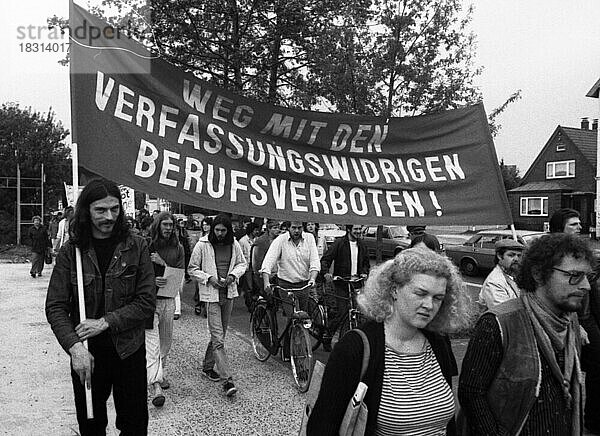 Betroffene des Radikalenerlasses und deren Freunde demonstrierten 19 82 gegen Berufsverbote  Deutschland  Europa